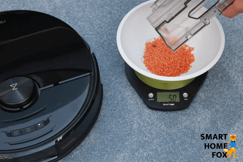 Roborock S6 MaxV Staubbeutel nach Linsen Saugtest auf hohem Teppich wird ausgeleert.